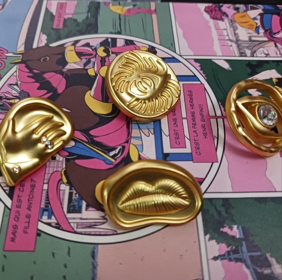 Schiaparelli Jewelry - SCHIAPARELLI Statement BUTTONS Lot of 4 . Made In FRANCE